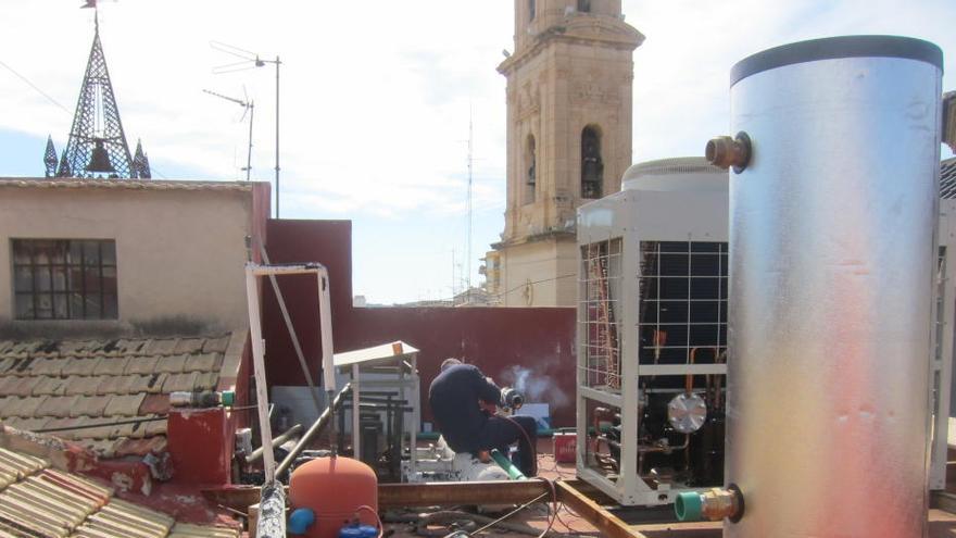 Los trabajos de reparación en el tejado del Gómez-Tortosa