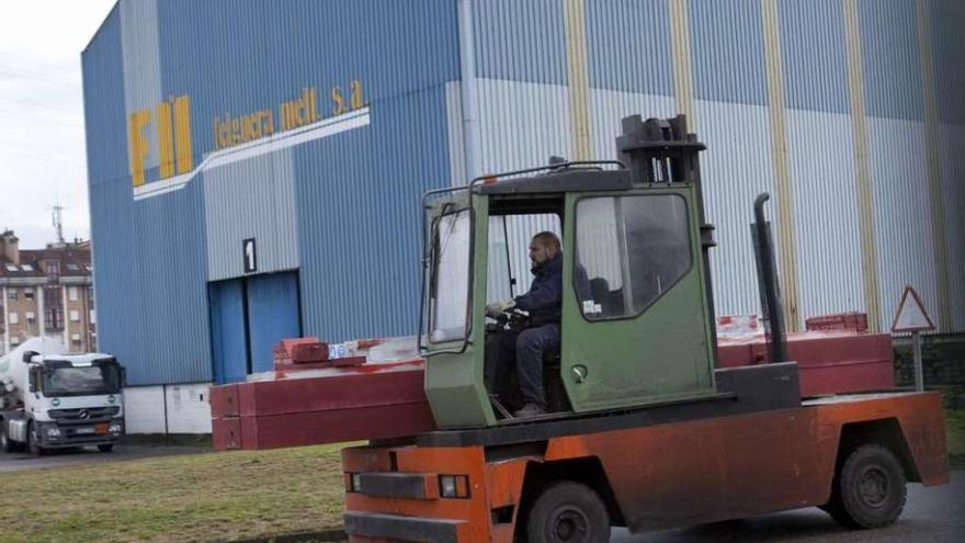 Un trabajador, en las instalaciones de Felguera Melt en Langreo.