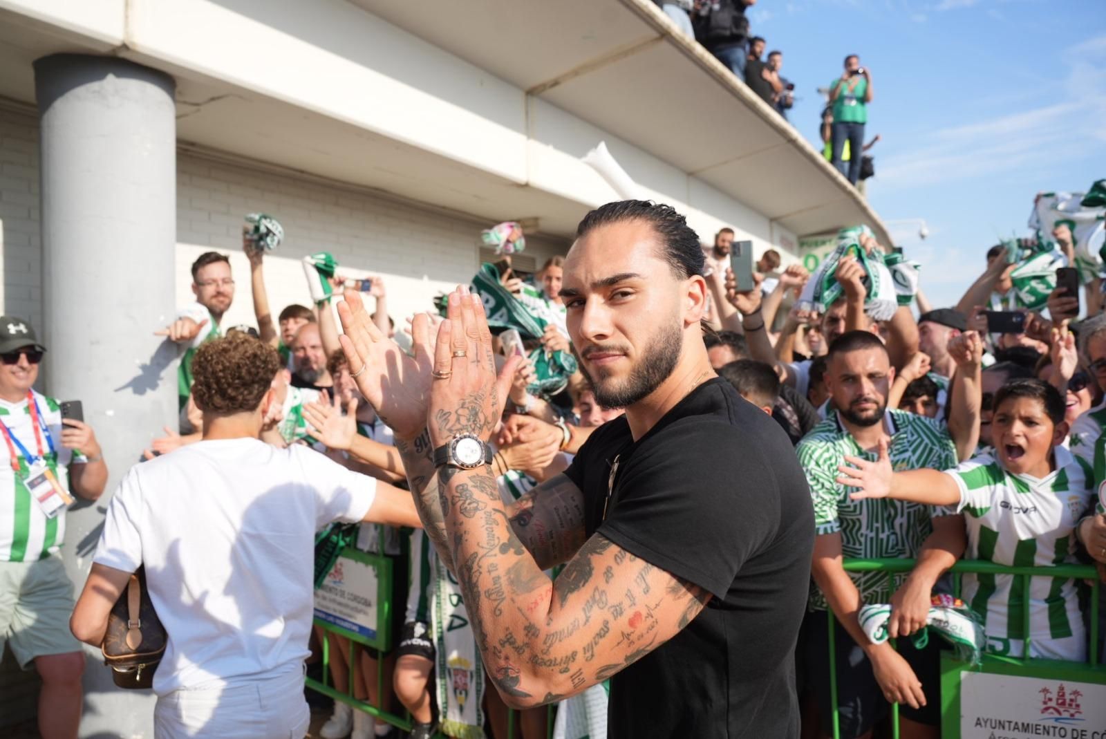 Así recibió la afición del Córdoba CF al autobús del equipo en El Arenal