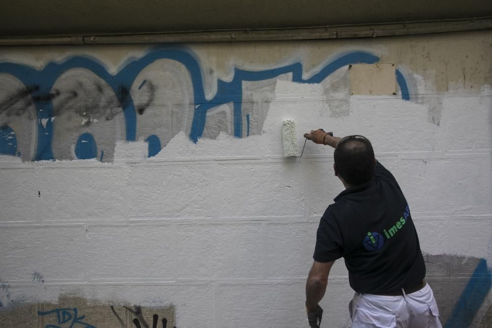 Arranca la limpieza de pintadas del Antiguo