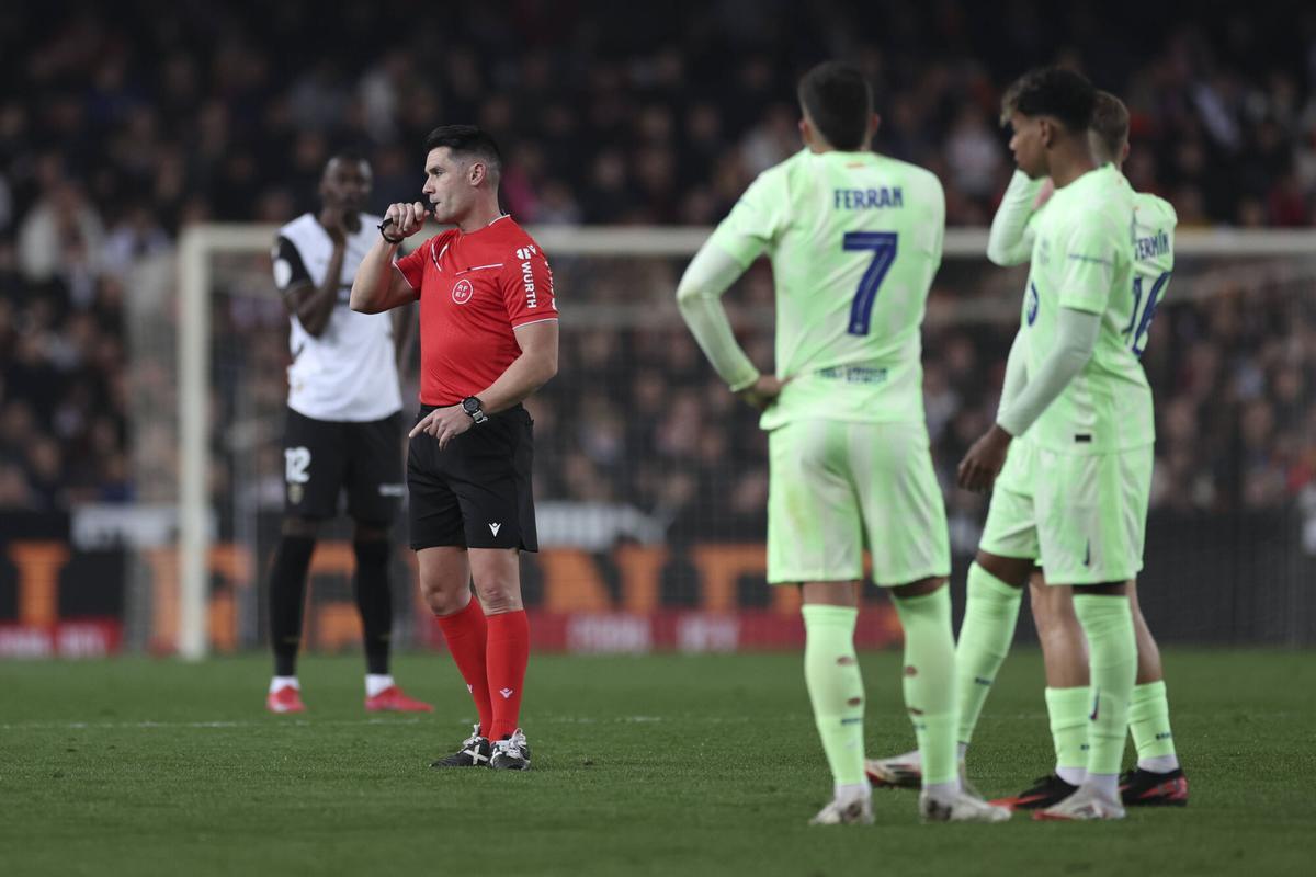 Ortiz Arias no vio roja de Guillamón a Pedri