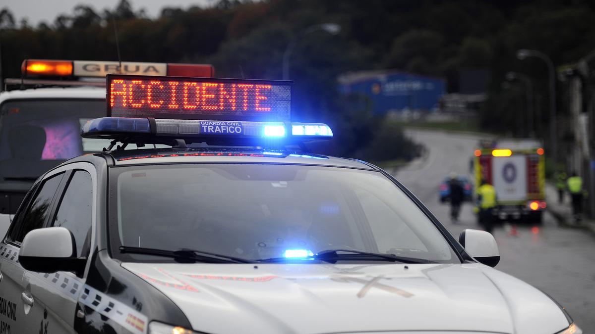 La Guardia Civil regulando en tráfico tras un accidente.