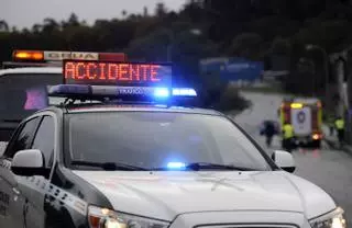 Un accidente entre un bus escolar y una furgoneta deja retenciones en la N-550 en Pontevedra