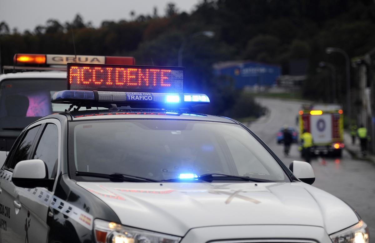 La Guardia Civil regulando en tráfico tras un accidente.