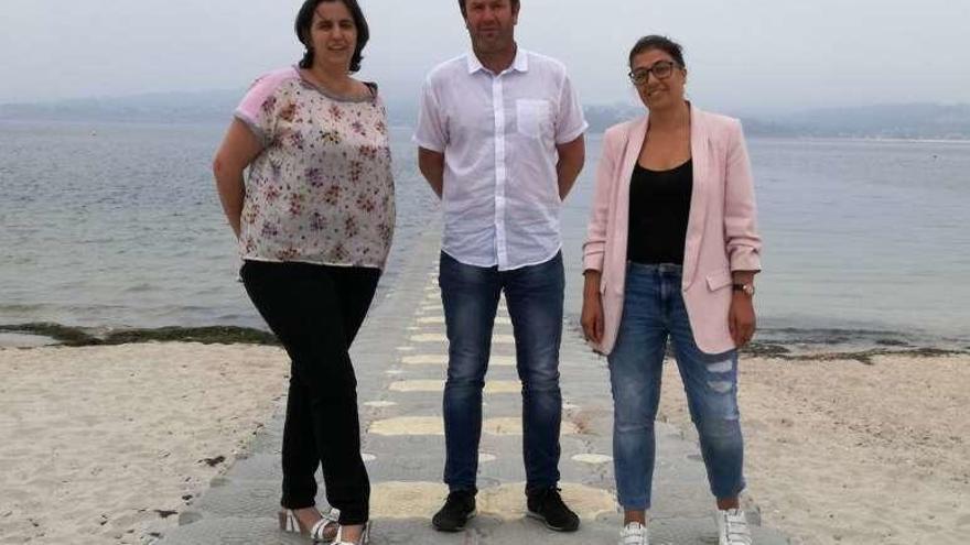 El alcalde y las ediles del PSOE en la presentación de la pasarela de la playa.