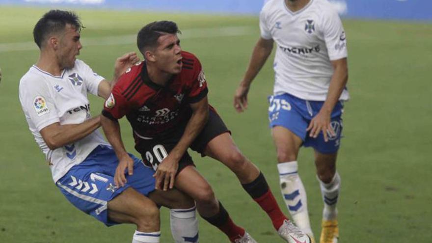 Álex Bermejo entra en falta al lateral derecho visitante Víctor Gómez, en una acción del partido del domingo.