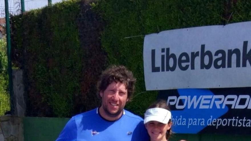 Aranai Martínez, junto a su entrenador Javier Currás, en el torneo que ganó en Gijón. // FdV