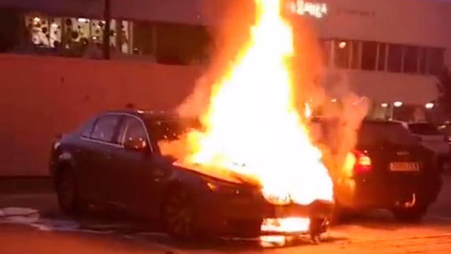 Un coche arde en vigo y queda destrozado por las llamas