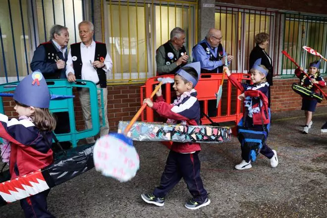 Los alumnos del colegio San Miguel recrean el Descenso del Sella (en imágenes)
