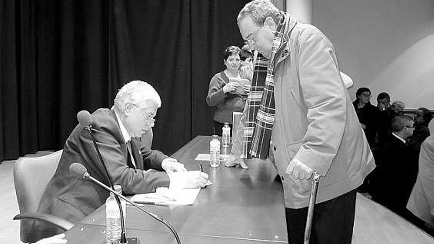 José Luis González firma ejemplares de su obra, ayer, en Cudillero.