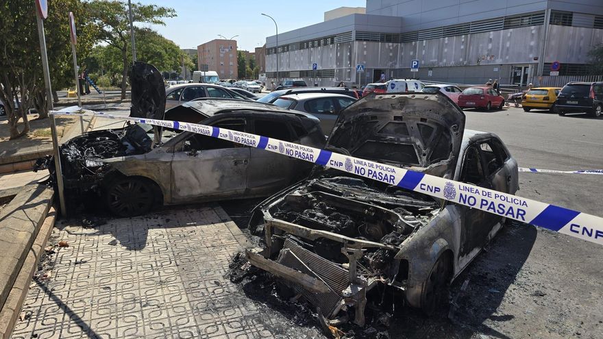 Arden tres vehículos de madrugada en plena calle de San Roque, en Badajoz