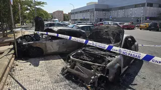 Arden tres vehículos de madrugada en plena calle de San Roque, en Badajoz