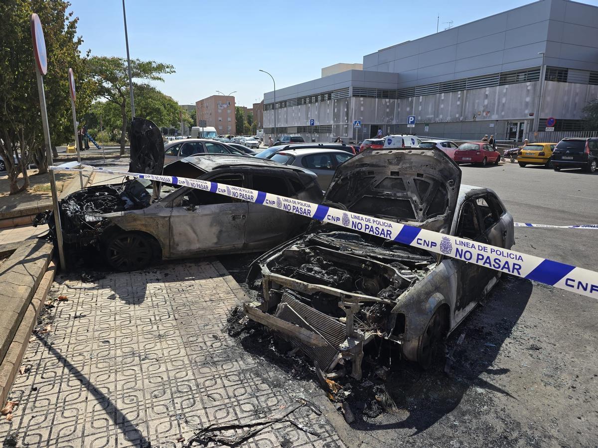 Así han quedado los dos vehículos que han resultado completamente calcinados, no se ven ni las matrículas.