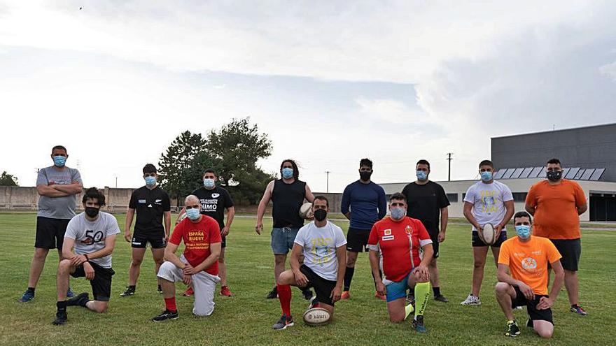 Los jugadores sénior posan con las mascarillas. | J. L. F.