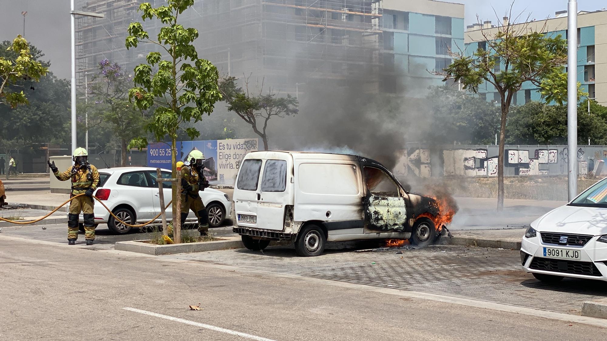 Las fotos del aparatoso incendio intencionado de un coche en Nou Llevant, en Palma