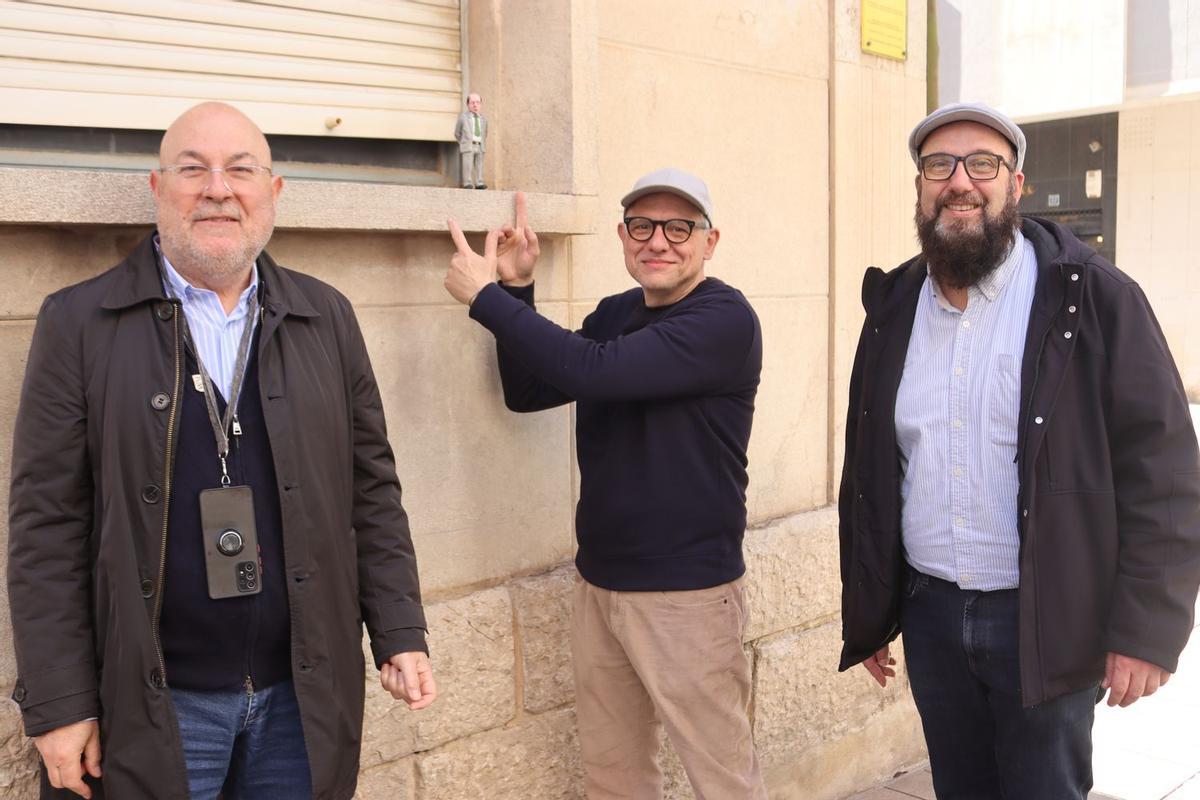 Los ediles Obiol y Cortells, junto a Pasqual Arnal, organizador de la muestra TEST, y uno de las diminutas figuras repartidas por Vila-real.