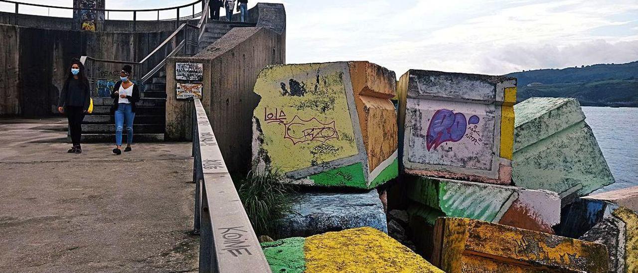 Algunos de los Cubos de Ibarrola, llenos de grafitis, ayer, en Llanes.