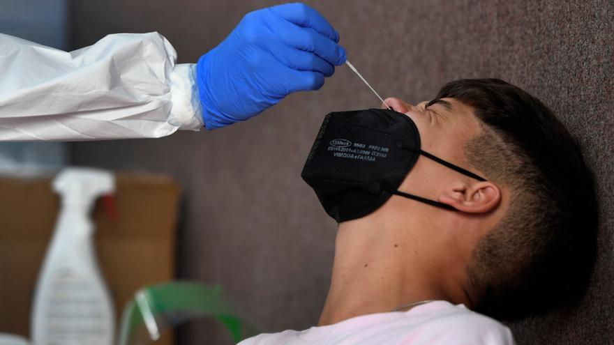 El noventa por ciento de los menores de 65 años contagiados en Baleares no estaban vacunados