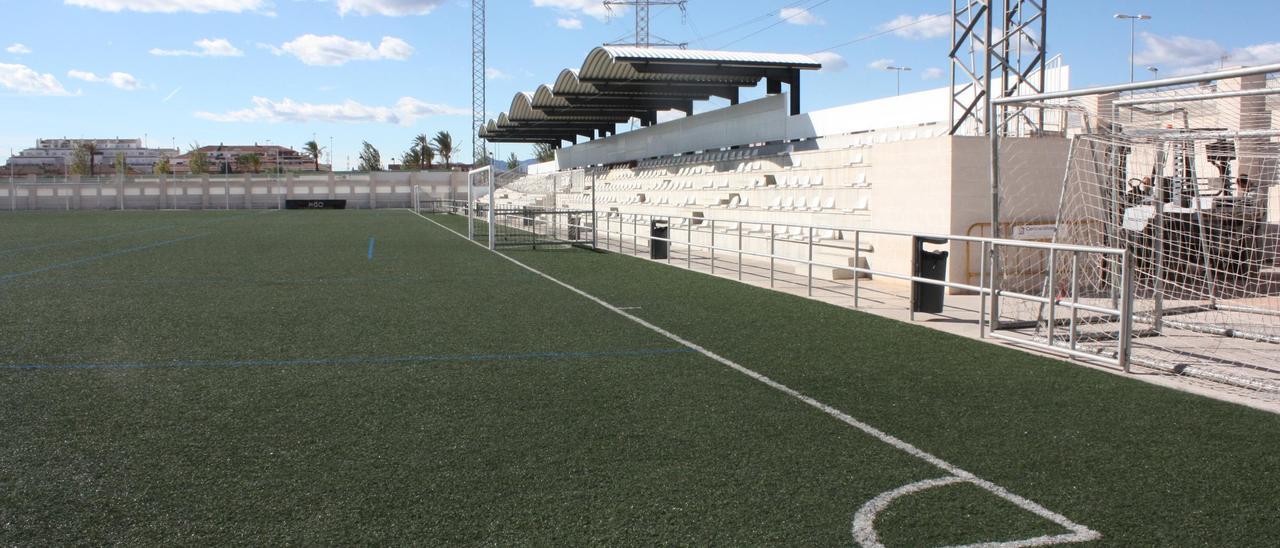 Campo de fútbol municipal José Manuel Pesudo, cuyo césped se ha desgastado desde su inauguración en el 2008.