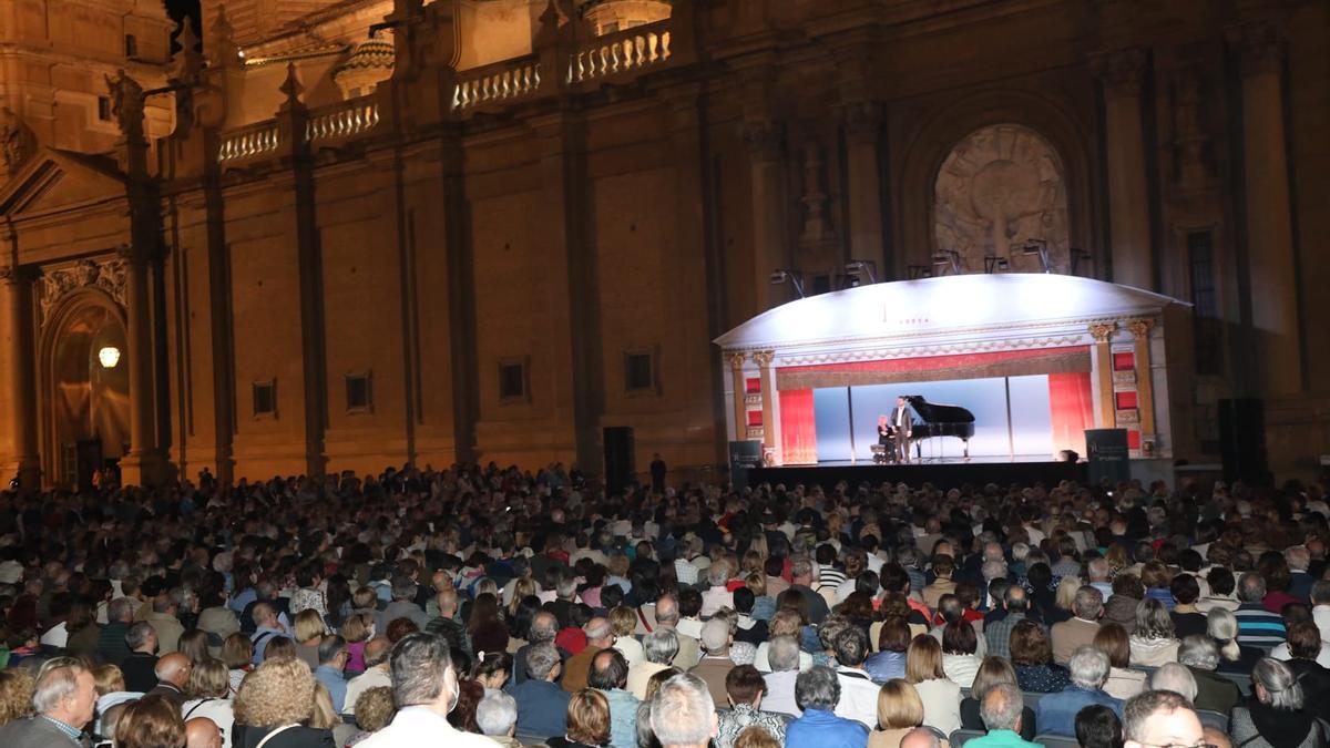 La plaza del Pilar se llenó para disfrutar de la ópera del Teatro Real.