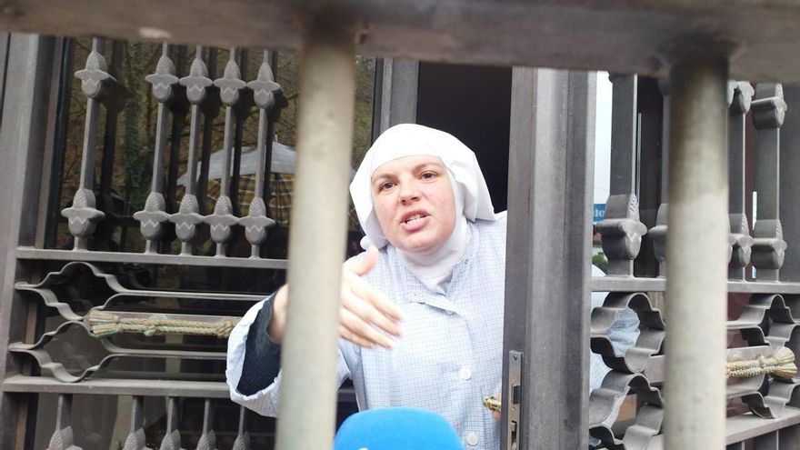 Así fue la primera misa en Asturias de las exmonjas de Belorado: oficiada en latín por un catalán
