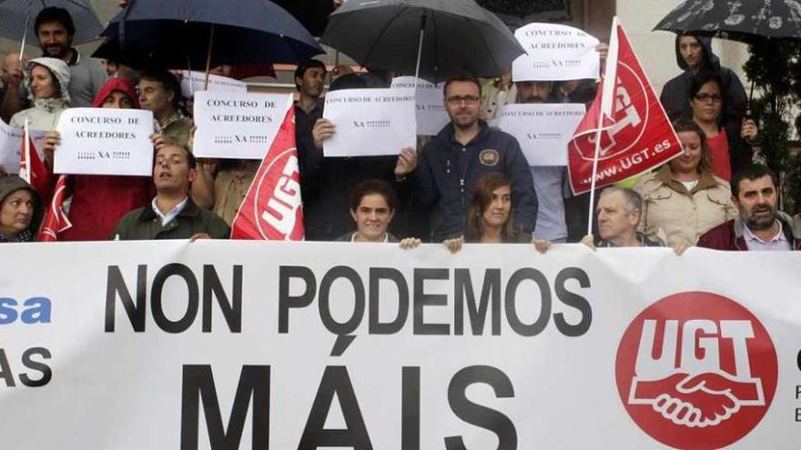 Una concentración de trabajadores ante la sede de Enmacosa.