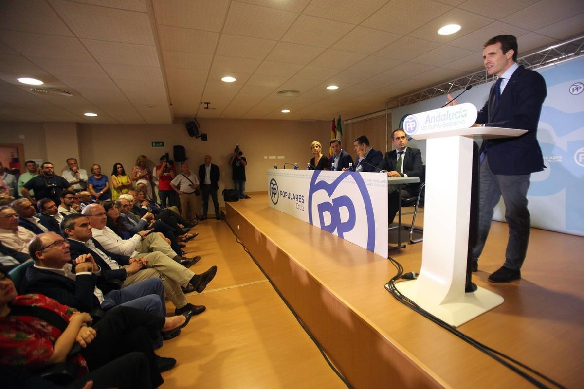 GRAF4759. ALMERÍA (ESPAÑA), 28/09/2018.- El presidente del PP, Pablo Casado durante su intervención en un acto en el que han participado empresarios de la zona para hablar de Un proyecto político para Andalucía y España donde ha señalado que el Gobierno de Pedro Sánchez parece la orquesta del Titanic que intenta que suene la música mientras se cae a trozos .EFE/Carrasco Ragel