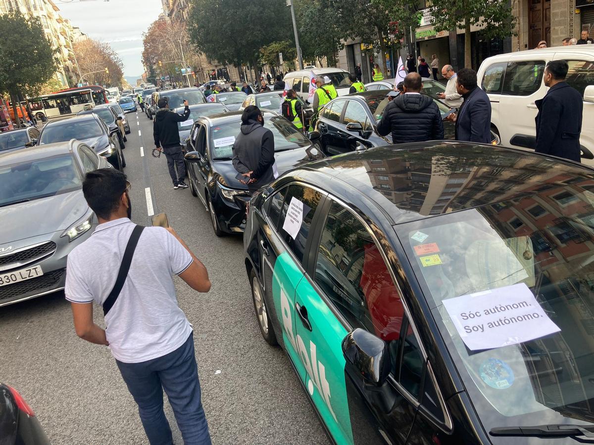 Marcha lenta de conductores de VTC por el centro de Barcelona