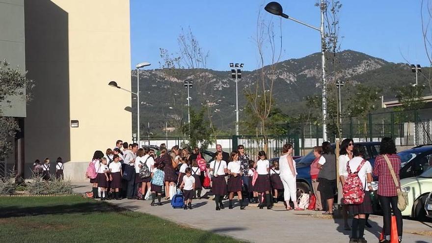 Alumnas a la salida de uno de los colegios del Parc Bit.