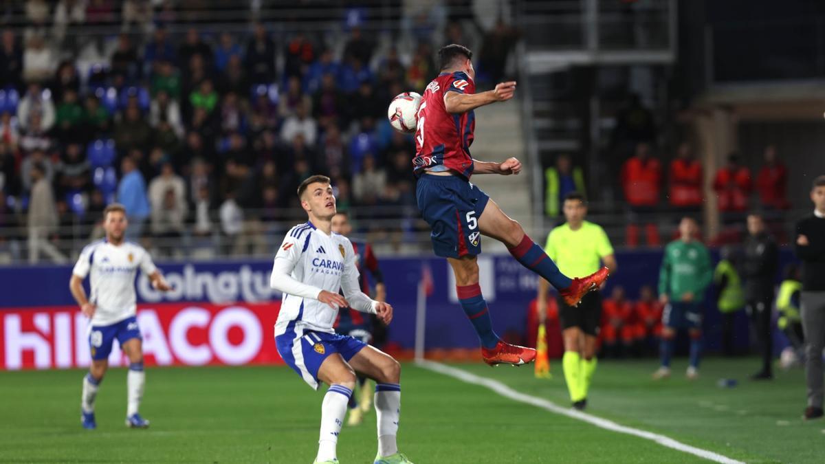 Loureiro despeja un balón en el partido de ida ante la presencia de Bazdar
