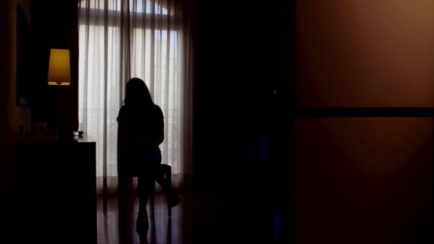 Mujer víctima de violencia cuenta su situación ante las cámaras de 'Fuera de Plano'.