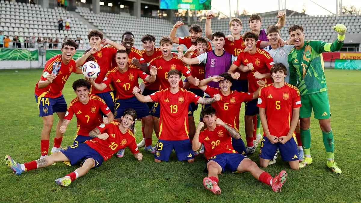 España logra una plaza en la final del Europeo sub 19 en un partido loco con once goles