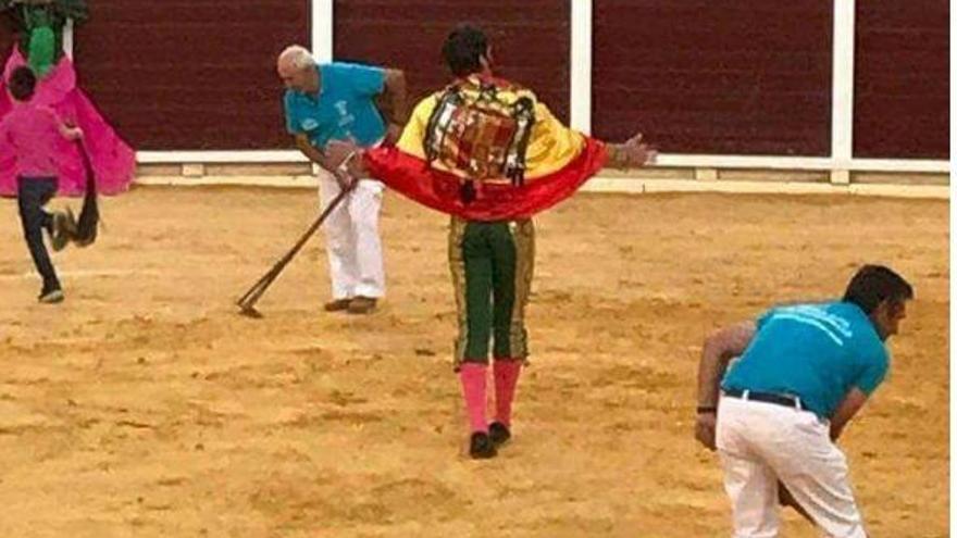 El torero Juan José Padilla pasea una bandera franquista en la plaza de Villacarrillo