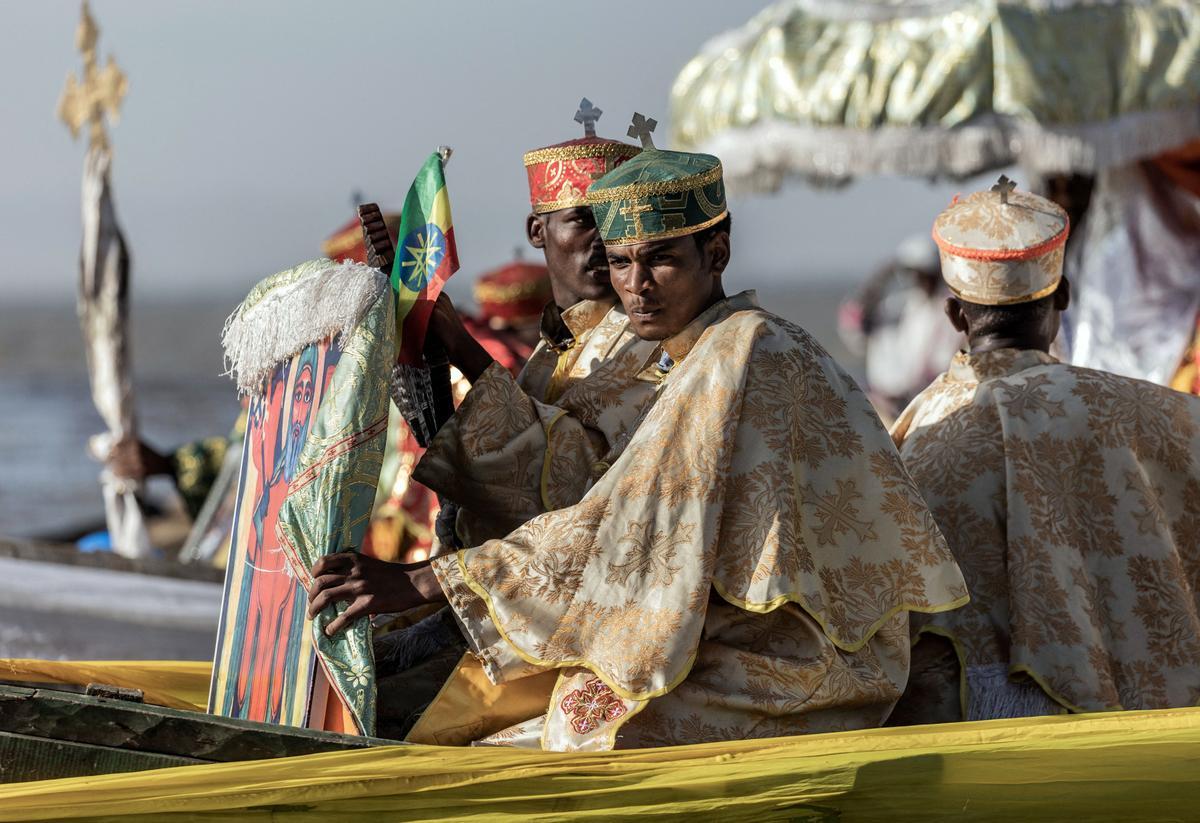 Los devotos ortodoxos etíopes asisten a una oración durante la celebración de la Epifanía de Etiopía en la orilla del lago Batu, Etiopía