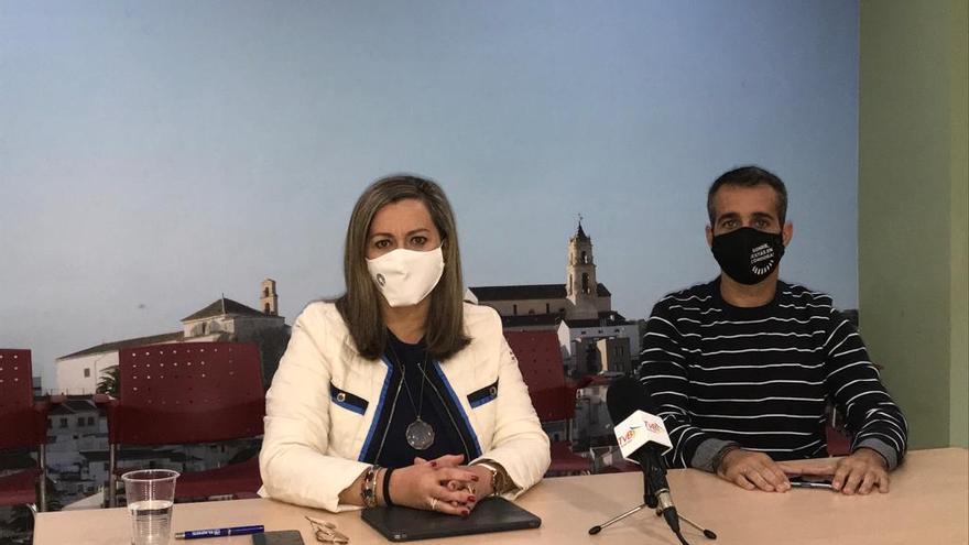 La socialista María Jesús Serrano, durante la rueda de prensa.