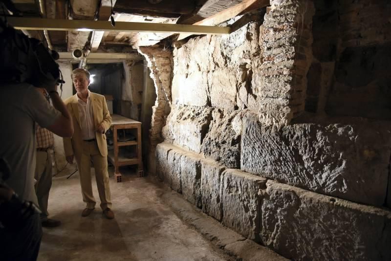 Hallados restos de un torreón romano entre una tienda y un bar de Zaragoza