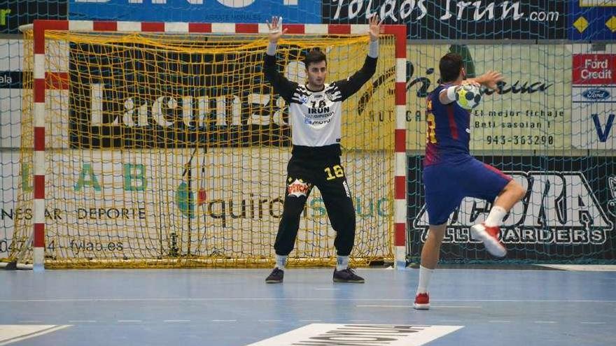 Xoán Ledo intenta parar un penalti al barcelonista Valero Rivera en el Artaleku. // Arrate Morales