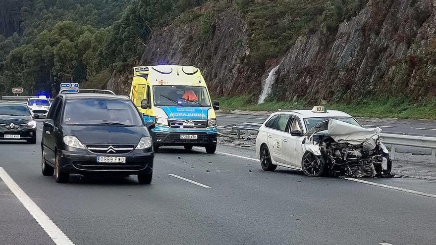 El accidente de un taxi, el domingo, a la altura de la parroquia de Meira. | Gonzalo Núñez