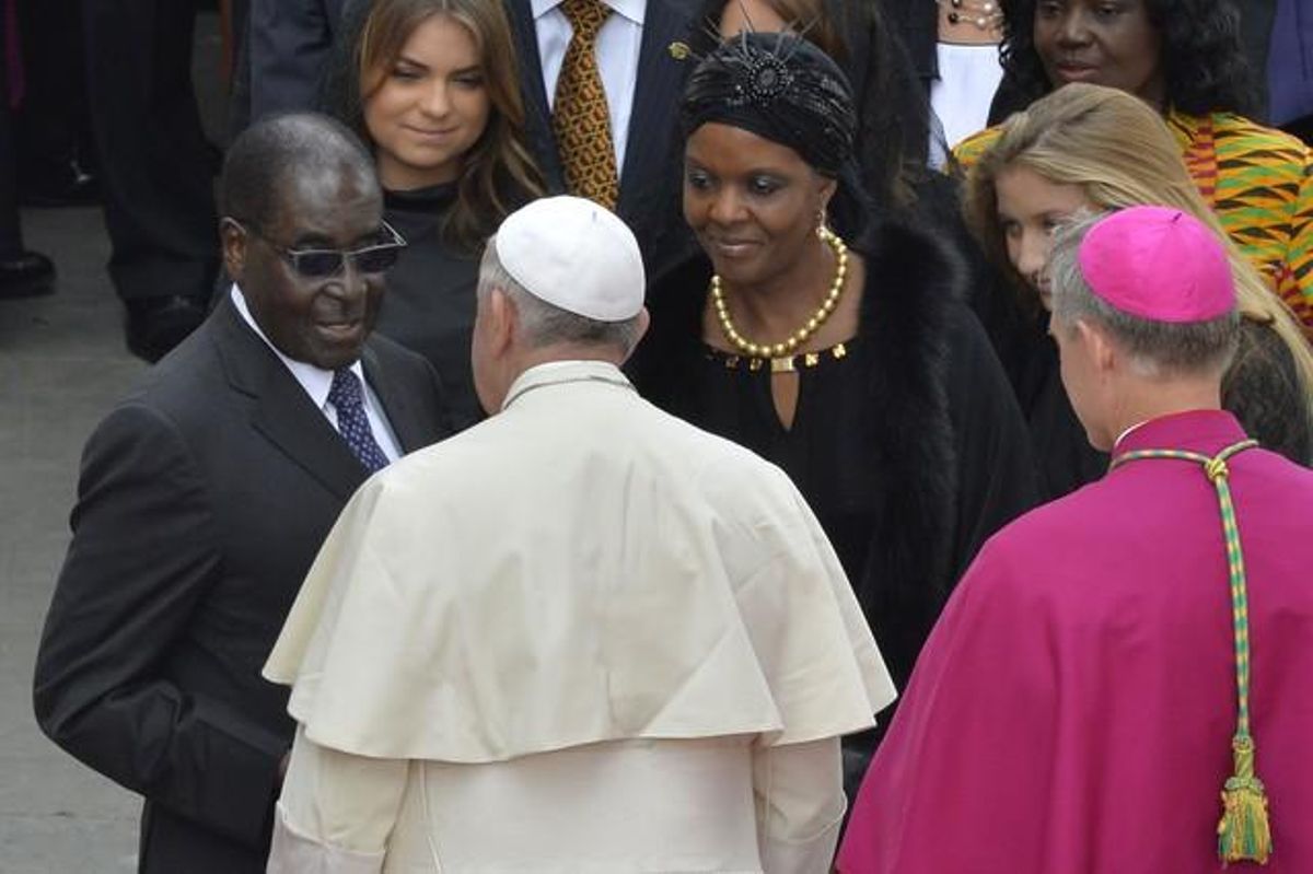 El papa Francesc saluda el president de Zimbàbue, Robert Mugabe, i la seva dona, Gracia, després de la missa.
