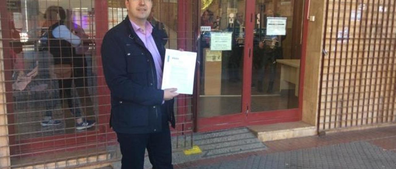 Guillermo Luján, en la puerta del juzgado, con su escrito de alegaciones al juez.