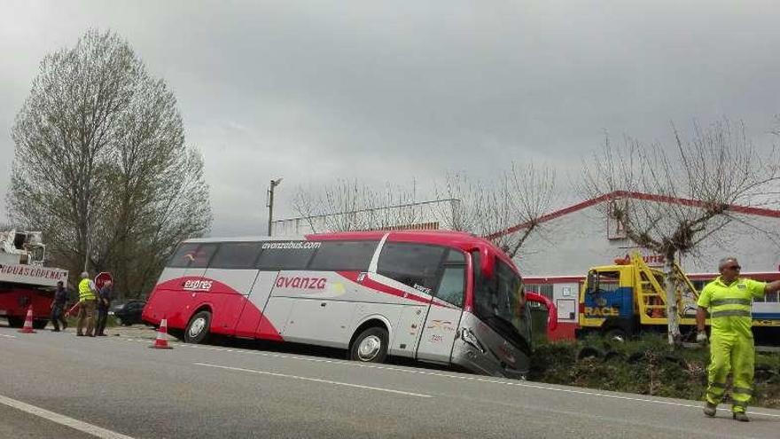 El autobús que se salió de la carretera N-525, ayer instantes después del accidente que se saldó sin heridos.