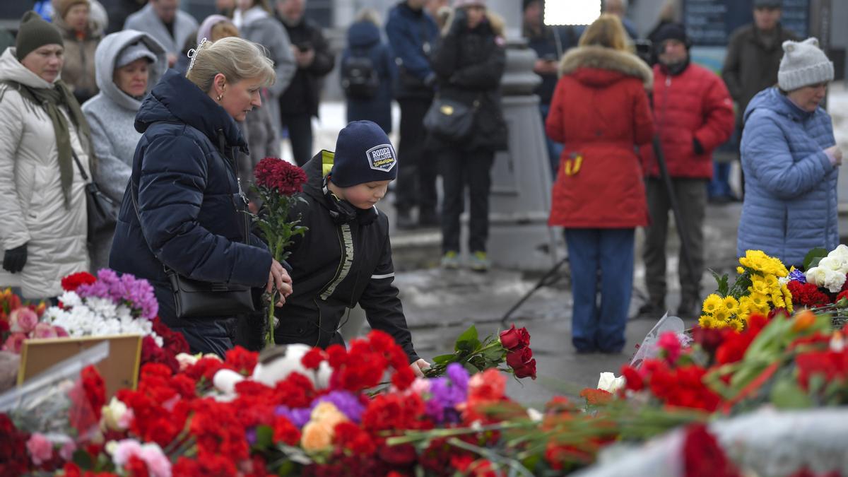 Memorial improvisado por las víctimas del ataque yihadista en Moscú.