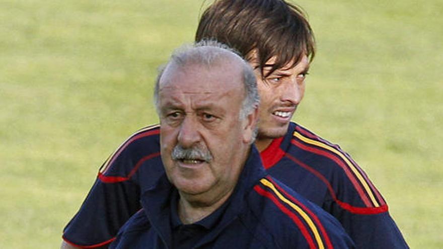 Vicente del Bosque y David Silva, durante el entrenamiento de este miércoles de la selección española.