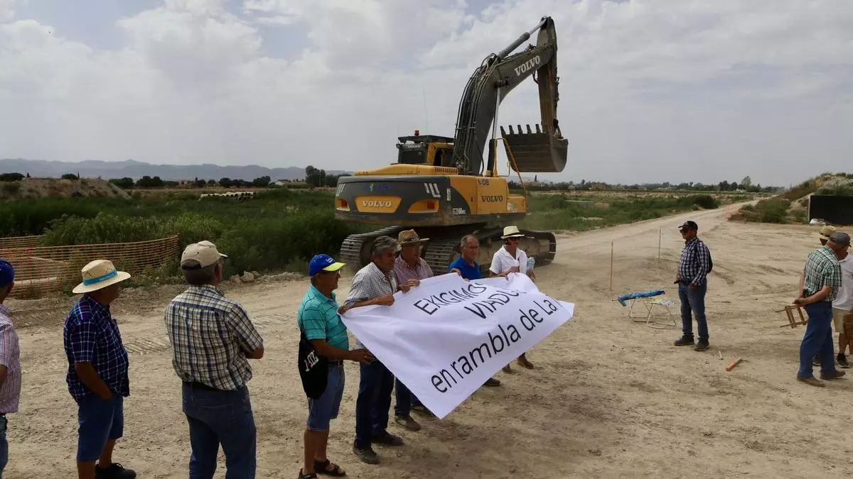 Los vecinos de La Torrecilla, en Lorca, vuelven a las obras del AVE