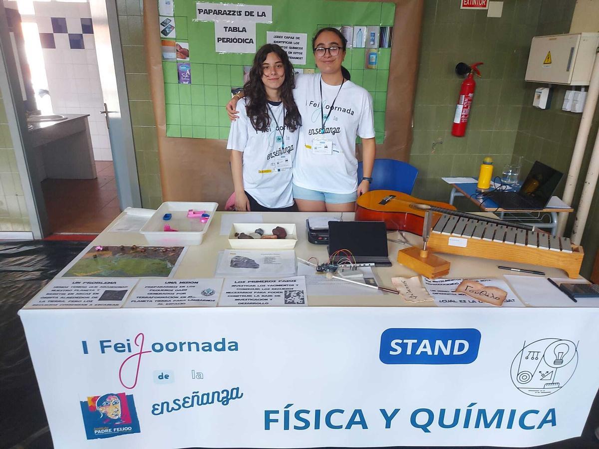 Cristina Rodríguez (a la izquierda) y Jimena Beltrami, en el stand de Física y Química.