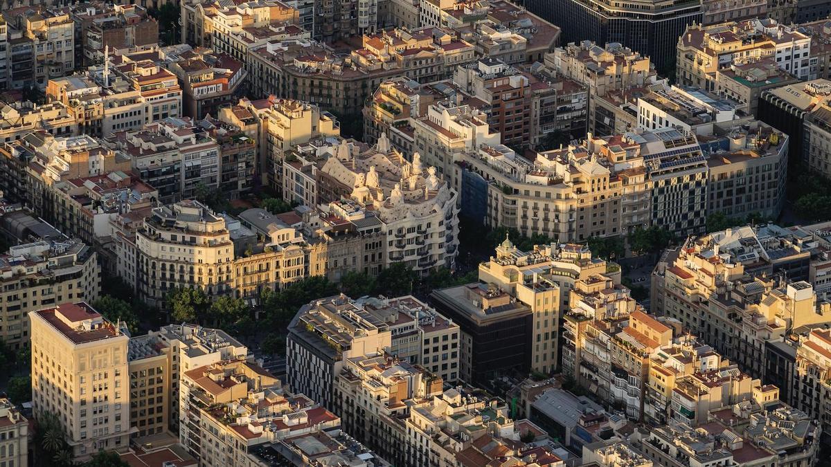 La Pedrera, en mitad del Example, la mayor 'escultura' de la ciudad