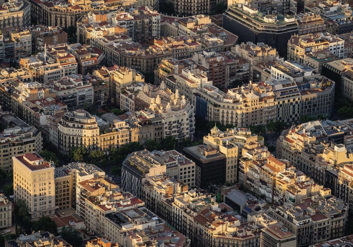 La Pedrera, en mitad del Example, la mayor 'escultura' de la ciudad