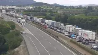 El vuelco de un camión deja un carril de la AP-7 cortado 12 horas en Castellón