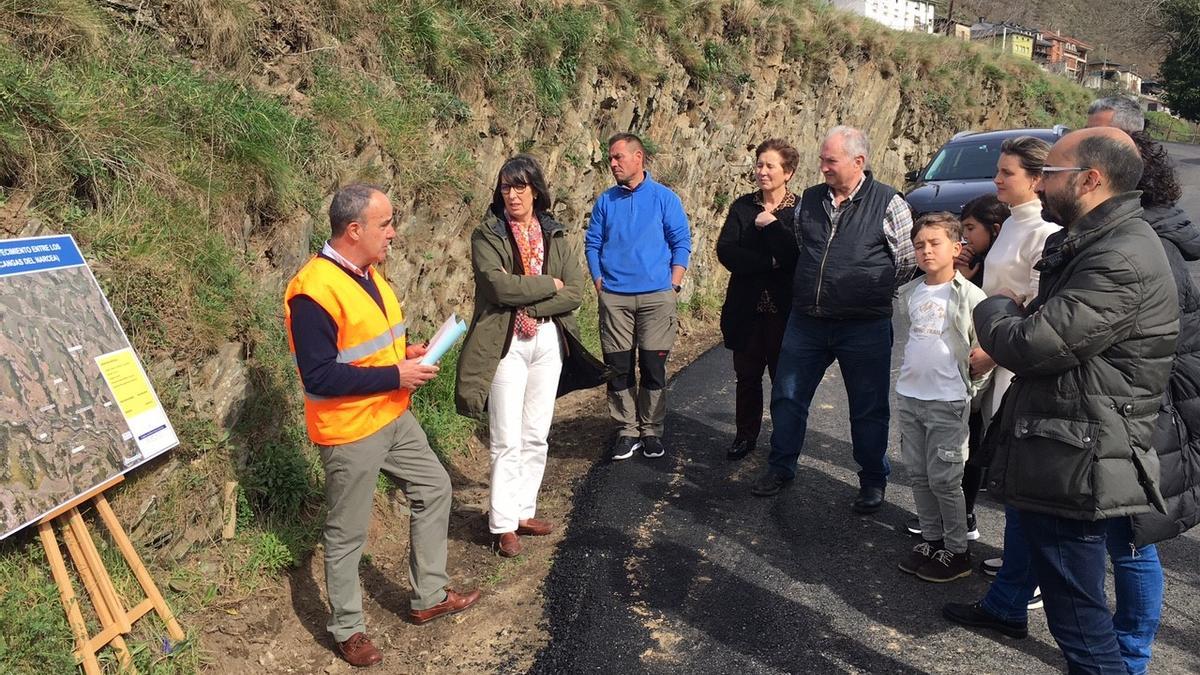 La explicación del proyecto a los vecinos de Penlés, en presencia de Nieves Roqueñí y José Víctor Rodríguez.