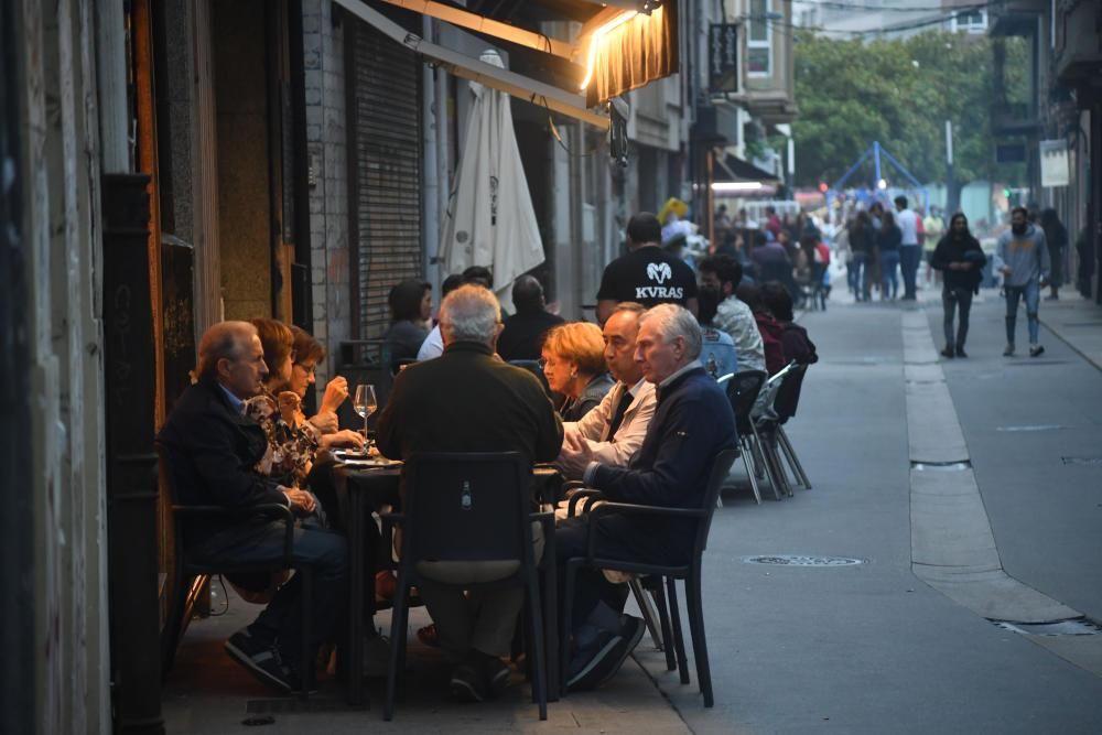 Los barrios de la ciudad preparan sus churrascadas y sardiñadas - Más de 200 efectivos supervisan el cumplimiento de las normas.